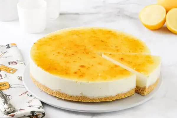 Tarta de limón cremosa con cobertura dorada y base crujiente. ¡Perfecta para cualquier ocasión!