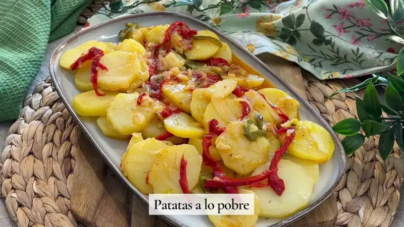 Patatas a lo pobre, la receta de la abuela, con patatas, pimientos y cebolla, un plato casero delicioso.